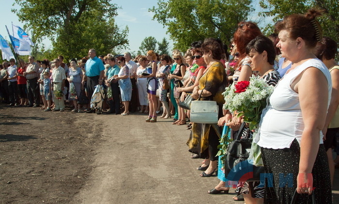 Митинг-реквием, посвященный годовщине освобождения поселка шахты "Новопавловская" от украинских карателей, Красный Луч, 12 августа 2015 года