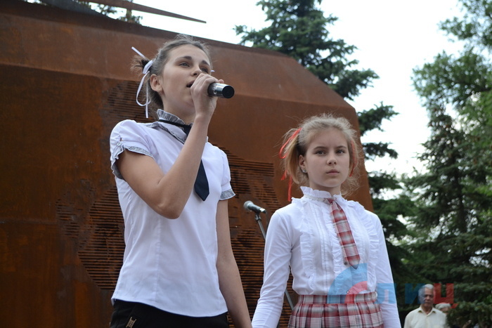 Церемония открытия памятного знака ʺПогибшим от авиаудара 2 июня 2014 годаʺ, Луганск, 2 июня 2015 года