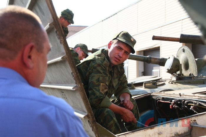 Глава ЛНР инспектирует технику, в одностороннем порядке отведенную Республикой от линии разделения