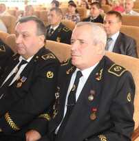 Представители властей ЛНР в честь Дня шахтера наградили отличившихся горняков Республики