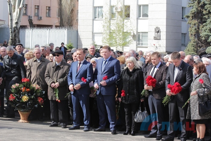 Митинг-реквием, приуроченный к 29-й годовщине аварии на Чернобыльской АЭС, Луганск, 24 апреля 2015 года.