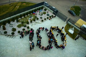 Активисты провели в Луганске флешмоб по отсчету 100 дней до Всемирного фестиваля молодежи