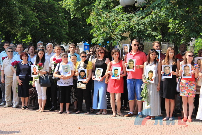  Панихида и возложение цветов в память о погибших в результате авиаудара по ОГА 2 июня 2014 года