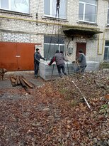 Коммунальщики Первомайска привезли в Золотое шифер для жителей поврежденных домов – мэр