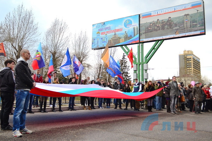 Митинг в честь годовщины взятия здания СБУ в Луганске, 6 апреля 2015 года.