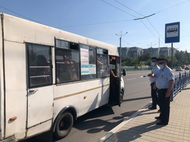 Сотрудники СЭС и МВД проверили соблюдение масочного режима в маршрутках Луганска