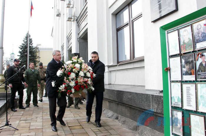 Открытие памятной доски первому председателю Совета министров ЛНР Геннадию Цыпкалову, Луганск, 5 декабря 2017 года