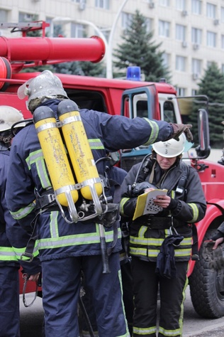 Учения МЧС ЛНР по тушению пожара в Луганском театре кукол, Луганск, 30 ноября 2015 года