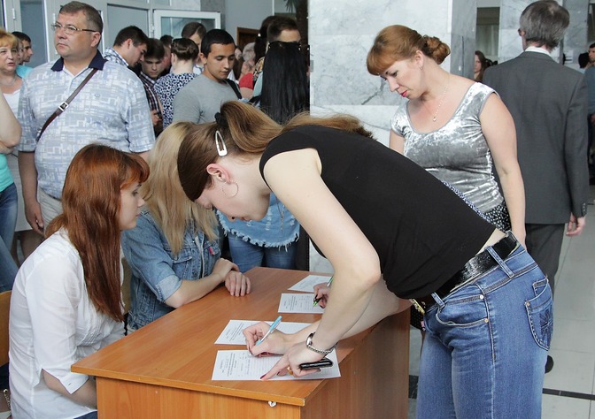 Сбор подписей под обращением в Совбез ООН в ЛГУ им. В.Даля, Луганск, 15 июня 2016 года
