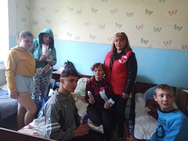 Общество Красного Креста ЛНР передало гумпомощь студентам Перевальского колледжа