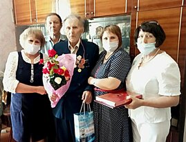 Власти и общественники Алчевска поздравили с 95-летием участника войны Виктора Гончаренко