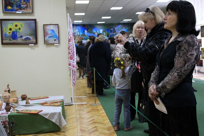 Открытие выставки "Палитра народного творчества" работ мастеров народного клуба "Левша", Луганск, 12 апреля 2017 года