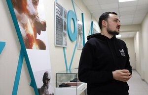Выставка в честь героев СВО открылась в Луганской школе имени Берегового