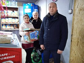 Руководитель района передал помощь семье, оставшейся без жилья из-за пожара в Родаково