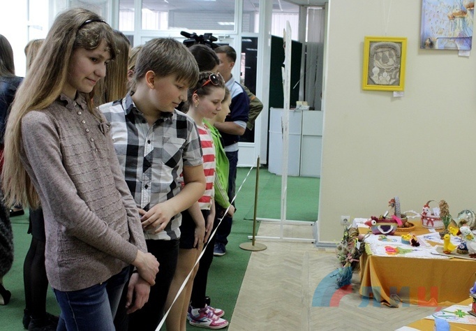 Открытие выставки "Пасхальные узоры" в Луганском художественном музее, Луганск, 12 апреля 2016 года