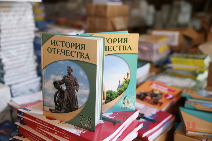 Приобретенные Правительством ЛНР учебники для школ Республики, Луганск, 30 августа 2021 года