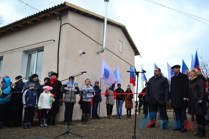 Вручение главой ЛНР Игорем Плотницким ключей от первых домов, построенных по программе "100 домов", Новосветловка, 2 декабря 2015 года