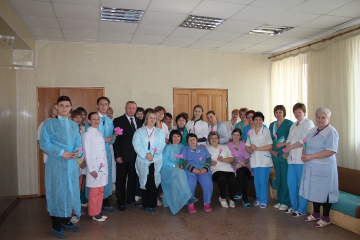 Акция "Цветы из будущего" для рожениц родильного отделения больницы №3, Луганск, 6 марта 2017 года