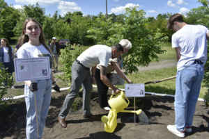 Школьники в рамках акции "Сад памяти" высадили туи у памятника погибшим жителям Чернухино