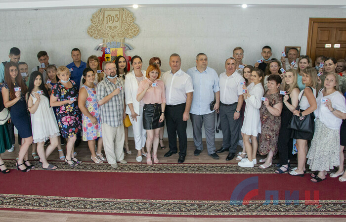 Вручение членских билетов новым участникам ОД "Мир Луганщине", Луганск, 20 июля 2021 года