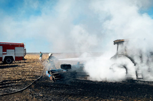 Трактор производства США сгорел на поле в Новопсковском районе – МЧС