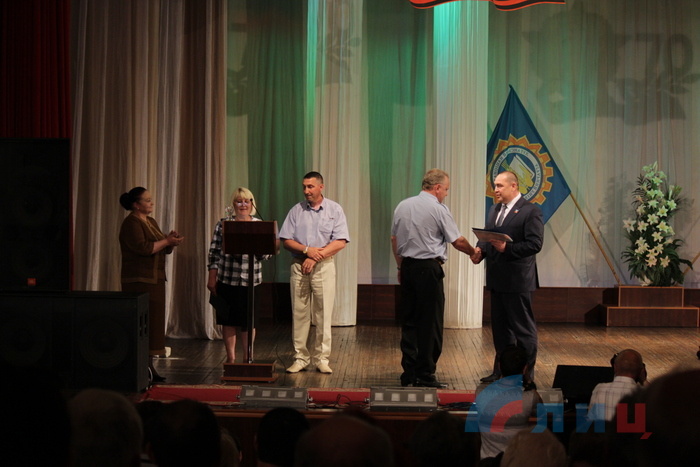 Глава ЛНР вручил первые российские дипломы студентам Луганского аграрного университета, 28 мая 2015 года