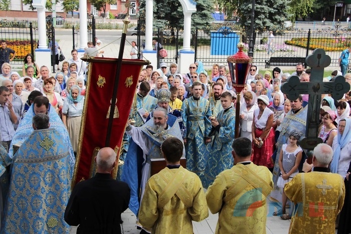 Богослужение и Крестный ход в храме в честь иконы Божией Матери "Умиление", Луганск, 10 августа 2016 года