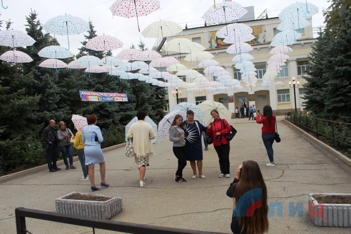 Аллея парящих зонтиков у республиканского стадиона "Авангард", Луганск, 2 сентября 2017 года
