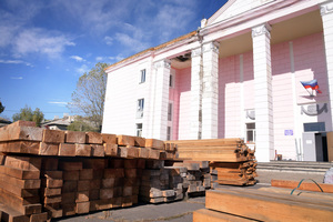 Красноярские строители на 65% отремонтировали кровлю Дворца культуры в Червонопартизанске