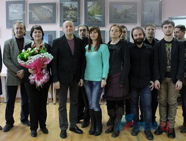 Выставка фотографий ректора ЛГАКИ в Молодежной библиотеке, Луганск, 5 февраля 2016 года