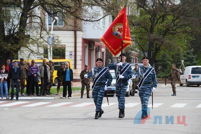 Вручение боевого знамени МВД ЛНР, Луганск, 2 мая 2015 года. Фото: Александр Река / ЛИЦ