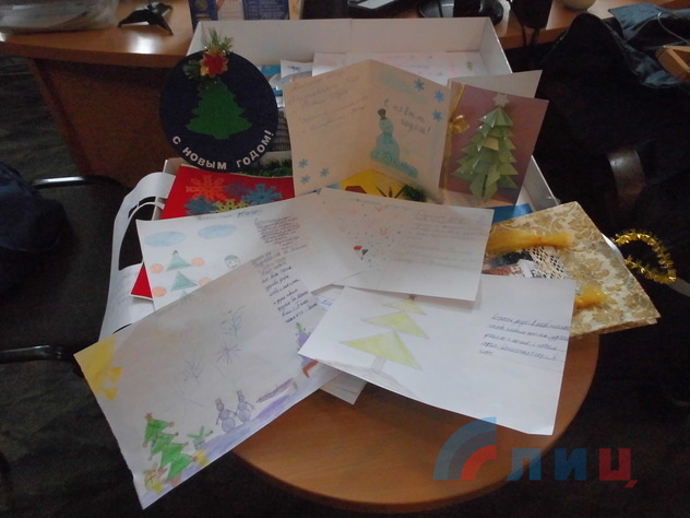 Собранные российскими детьми подарки детям сотрудников МЧС ЛНР, Луганск, 6 января 2014 года