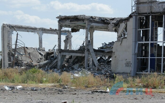 «Урок мужества» для молодежи ЛНР на руинах Луганского аэропорта, Луганск, 31 августа 2015 года