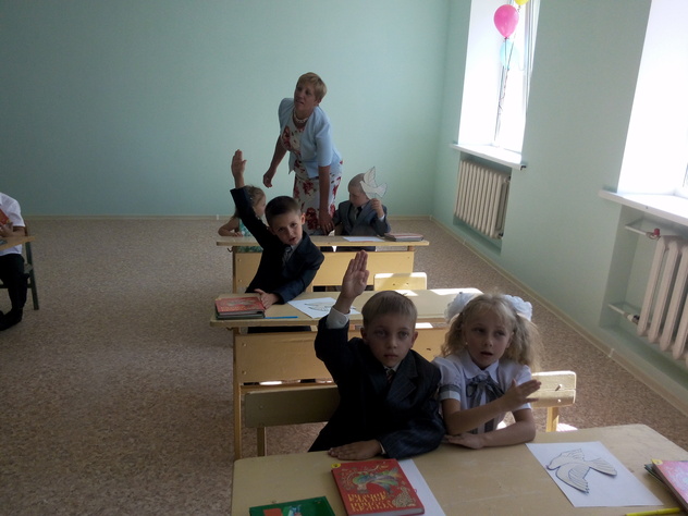 Первый школьный звонок в восстановленной после обстрелов школе в селе Хрящеватое, 1 сентября 2015 года