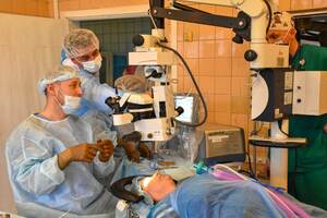 Хирурги-офтальмологи из Якутска проводят в ЛРКБ мастер-класс по операциям на глазах