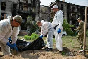 Спецгруппа извлекла из стихийных захоронений в Рубежном останки 109 человек