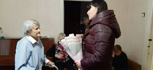 Власти и общественники поздравили с 102-летием ветерана ВОВ из Луганска
