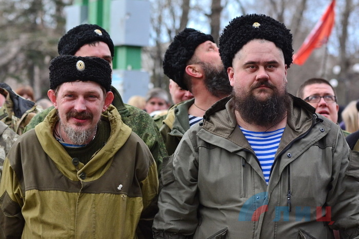 Митинг в честь годовщины взятия здания СБУ в Луганске, 6 апреля 2015 года.