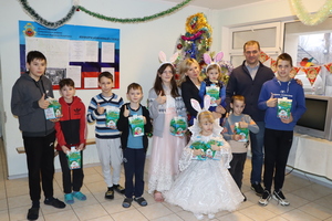 Депутаты Госдумы в Лутугино вручили подарки детям в ПВР и воспитанникам "Возрождения"