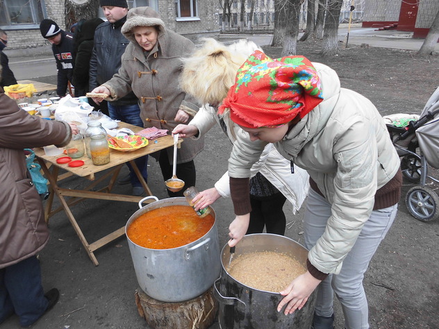 Луганчане устраивают благотворительные обеды для соседей 