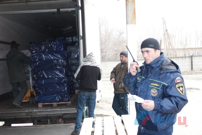 Доставка и разгрузка 62-го гуманитарного конвоя МЧС России, Луганск, 16 марта 2017 года