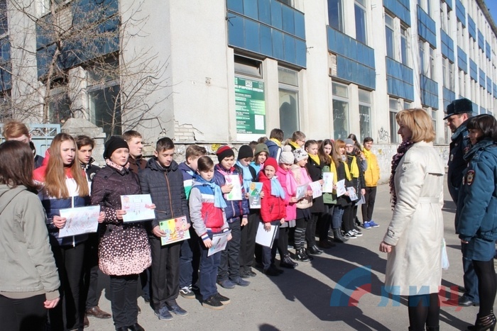 Акция ЮИД по размещению в общественном транспорте рисунков о соблюдении правил дорожного движения, Луганск, 31 марта 2017 года
