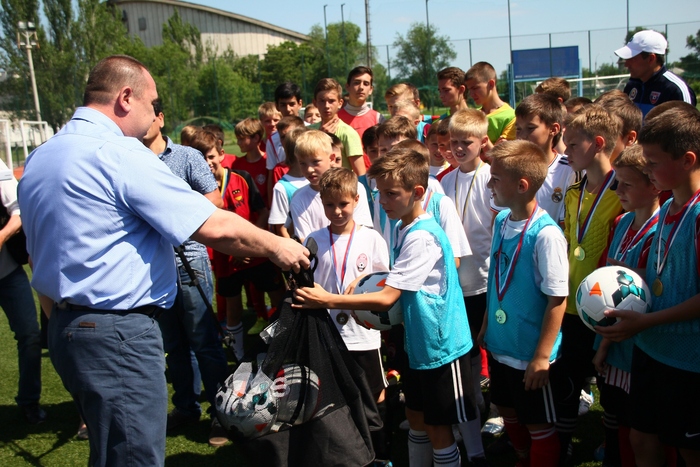 Юные футболисты передают главе Республики завоеванный в Крыму кубок, Луганск, 4 июня 2015 года