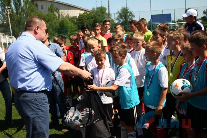 Юные футболисты передают главе Республики завоеванный в Крыму кубок, Луганск, 4 июня 2015 года