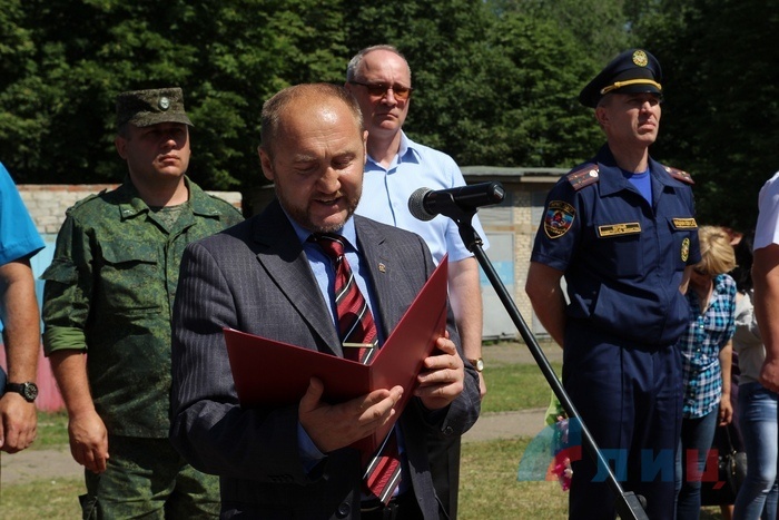 Церемония вручения аттестатов в Луганском казачьем кадетском корпусе имени маршала авиации Ефимова, Луганск, 16 июня 2018 года