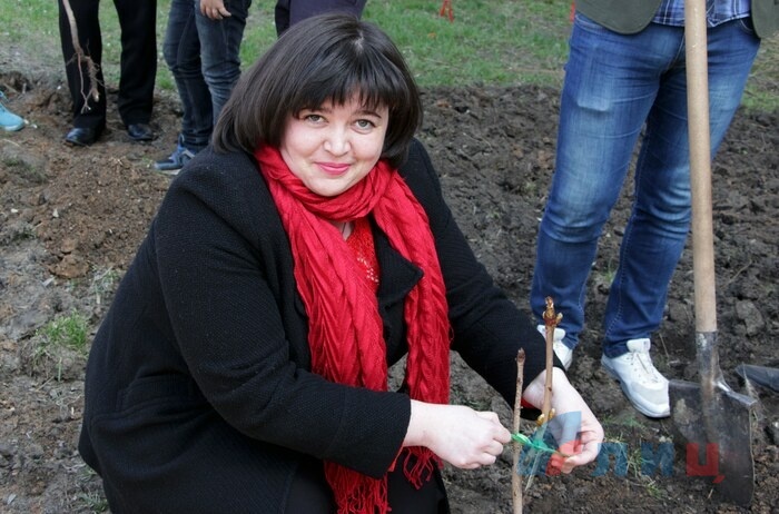 Акция "Посади дерево – укрась планету", Луганск, 13 апреля 2017 года
