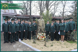 Сотрудники ГТК ЛНР возложили цветы к памятнику земляку, сыгравшему таможенника Верещагина