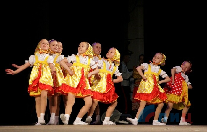 Отчетный концерт народного ансамбля танца "Барвинок", Луганск, 25 апреля 2017 года