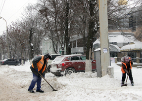 Луганские коммунальщики ежедневно используют более 300 т смеси для обработки дорог