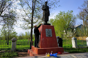 Активисты на субботниках привели в порядок братские могилы и памятники в регионах ЛНР